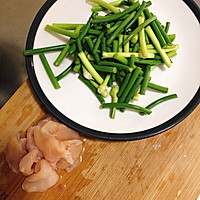 蒜苔炒鸡胸的做法图解1