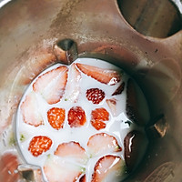 草莓黄桃奶昔的做法图解2