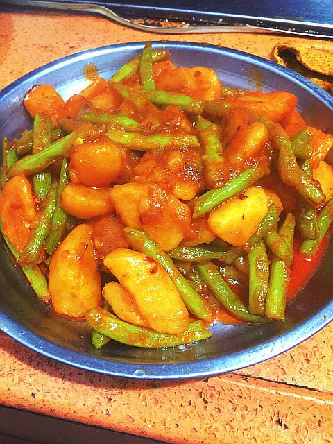 Boiled potatoes with green beans