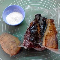 #味达美星厨X小厨中秋团圆宴# 粉蒸腊肉土豆的做法图解1