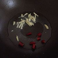 酸菜辣炒鸡肉的做法图解2