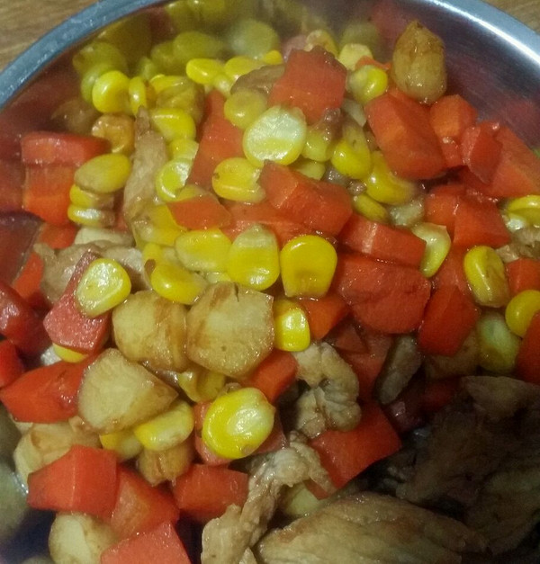 荸荠胡萝卜玉米炒肉