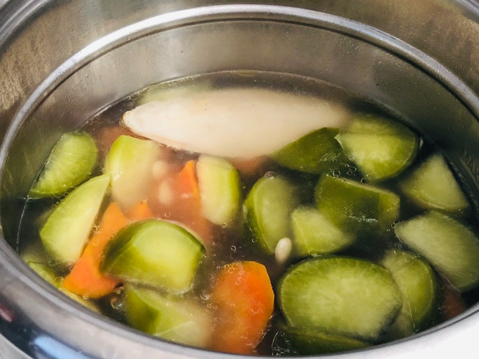 青红萝卜墨鱼骨头汤的做法