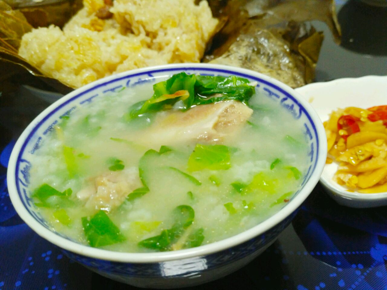 Porridge with salted bone and mustard