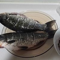 干锅鲫鱼的做法图解1