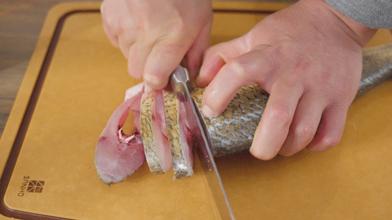 清蒸鱼的高阶版，色香味俱全——金汤孔雀开屏鱼的做法图解1