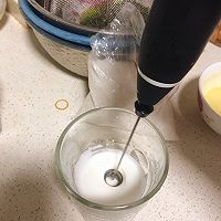 新手缺装备：电饼铛烤松饼，玻璃杯打奶油，一次成功！的做法图解4