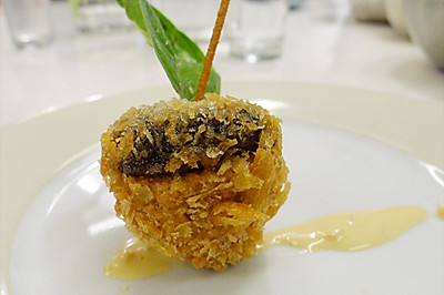 酥炸陀螺菇配缸底鞑靼酱(豆油伯缸底酱油)