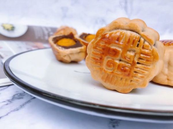 广式豆沙蛋黄月饼