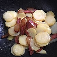 土豆炒腊肉的做法图解5