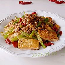 芹菜辣肉烧豆腐