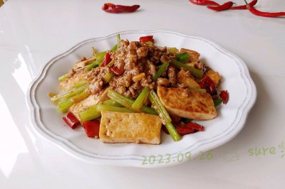 芹菜辣肉烧豆腐