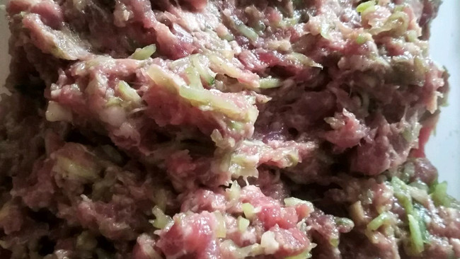 牛肉猪肉黄瓜饺子馅的做法
