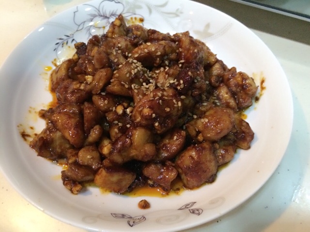 炒鸡腿肉丁的做法图解1