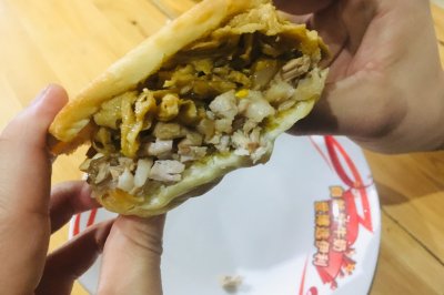 卤汁花干鸡蛋夹饼