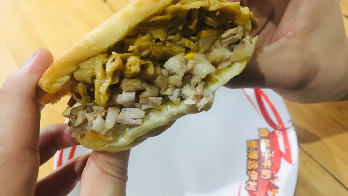 卤汁花干鸡蛋夹饼