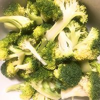 上汤西蓝花的做法图解1