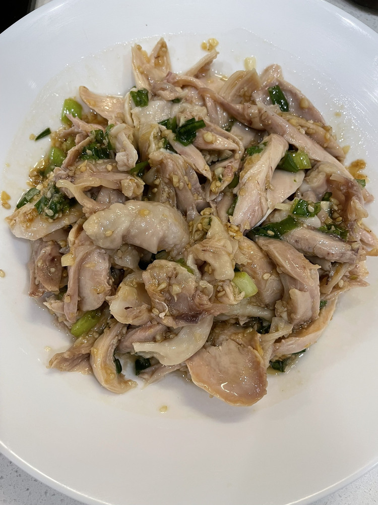 葱姜蒜拌鸡腿肉，好吃到舔盘的做法