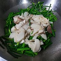 5分钟快手菜，韭苔炒菌菇#春季减肥，边吃边瘦#的做法图解7