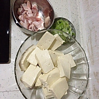 五花肉闷豆腐的做法图解1