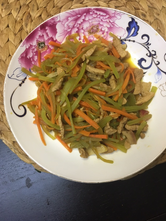 萵筍紅蘿蔔炒肉絲的做法