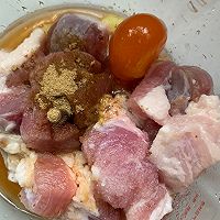 咸蛋黄鲜肉小馄饨的做法图解1