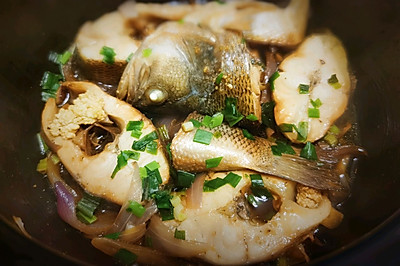 广式鲈鱼啫啫煲