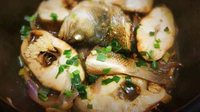 广式鲈鱼啫啫煲的做法