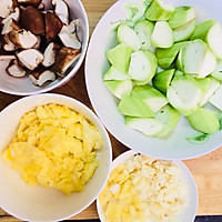 香菇丝瓜炒鸡蛋的做法图解1