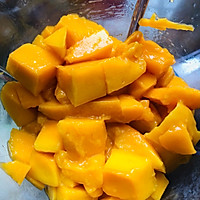 芒果奶昔(小白入门级饮品)的做法图解2