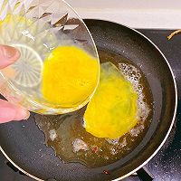青椒金针菇炒蛋的做法图解4