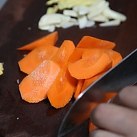 #流感季饮食攻略#最爱的家常美食～胡萝卜炖鸡肉的做法图解3