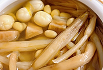 白莲子葛根黄花菜排骨汤的做法