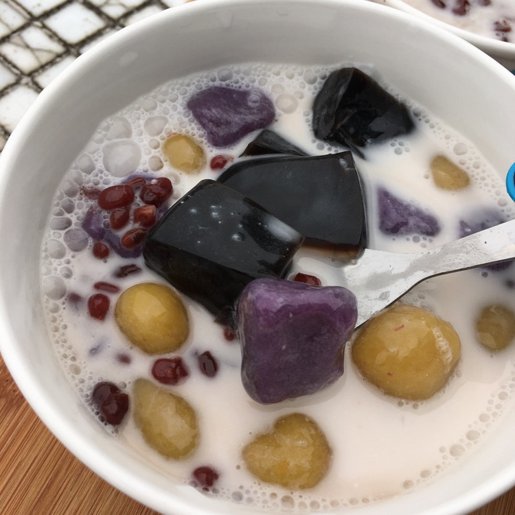 椰汁红豆烧仙草芋圆的做法