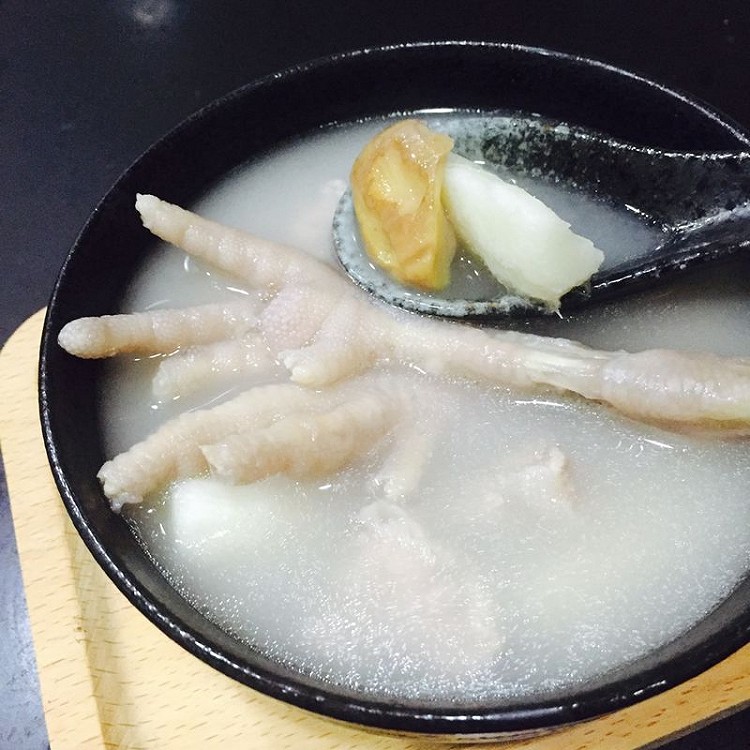 山药板粟鸡脚补肺汤的做法