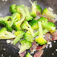 西兰花炒腊肠的做法图解11