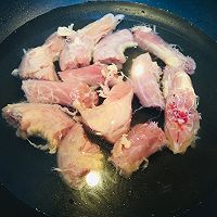 家常菜：啤酒炖鸡脖的做法图解1
