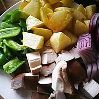 香菇土豆炖鸡块～家常版的做法图解1