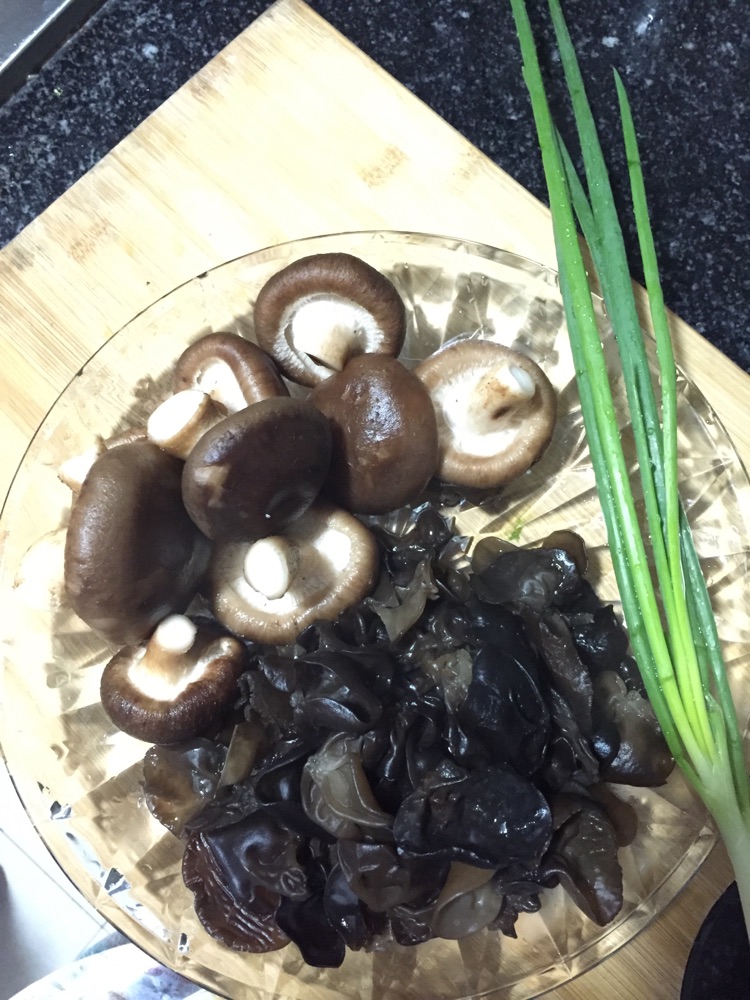 木耳香菇水饺的做法图解1