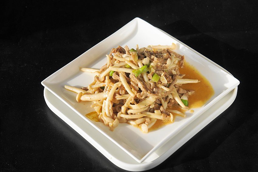 Stir fried thin shredded pork with mushroom