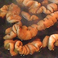 酸菜炒肥肠的做法图解5