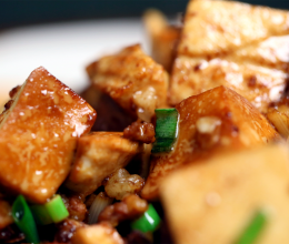 经典家常菜肉末豆腐煲，滑嫩入味超下饭，没胃口也能吃下一碗饭的做法