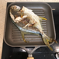 鱼跃餐桌篇—-香煎游水大金苍鱼的做法图解2