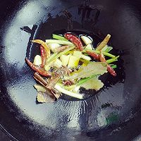 东北野生红蘑炖小公鸡的做法图解5