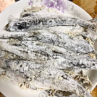 炸小鱼的做法图解3