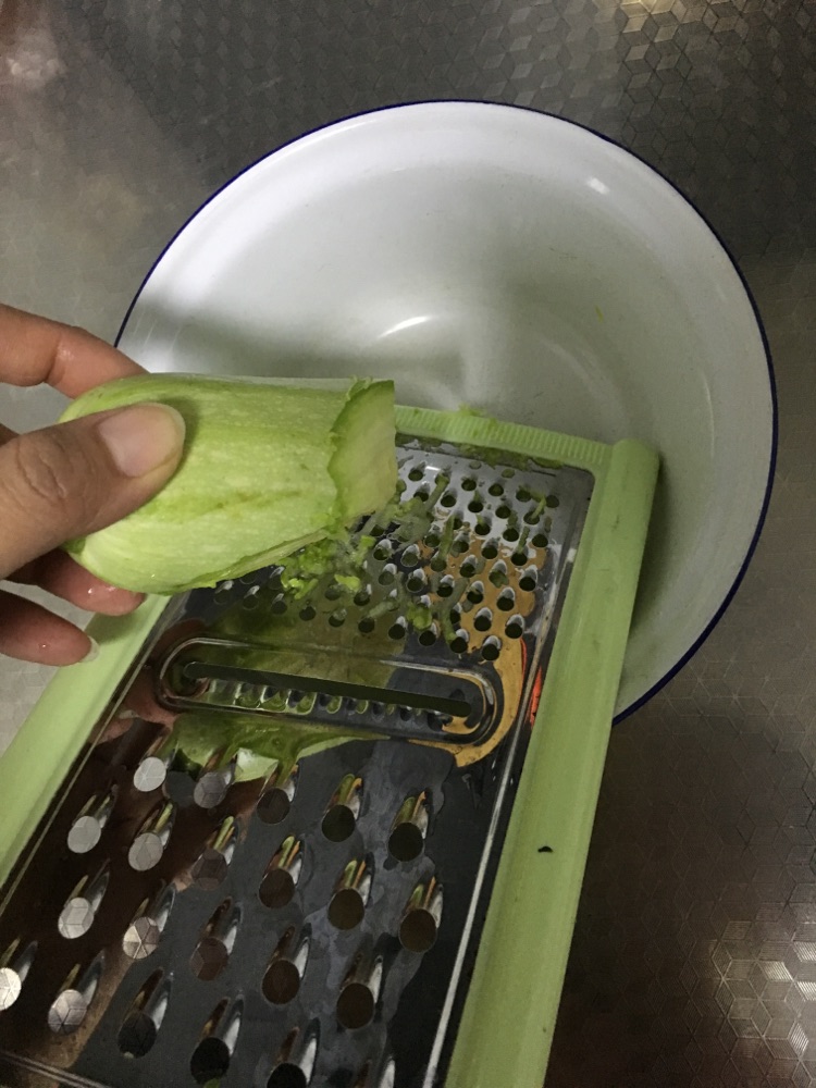 西葫芦鸡蛋饼的做法图解1