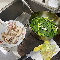 蒜苗炒腊肉的做法图解1