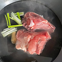 大骨头炖酸菜的做法图解1