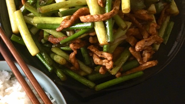 美味下饭菜！家常蒜苔炒肉的做法