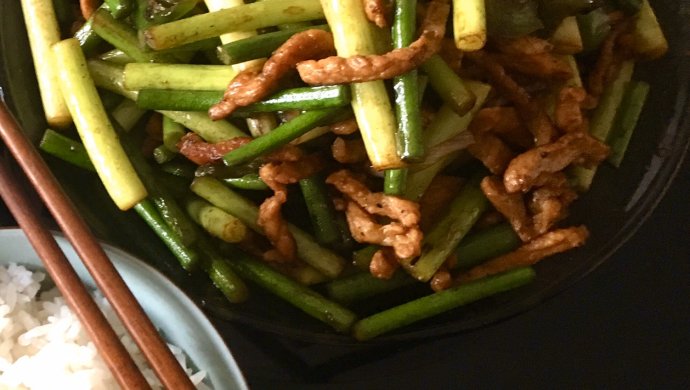 美味下饭菜！家常蒜苔炒肉